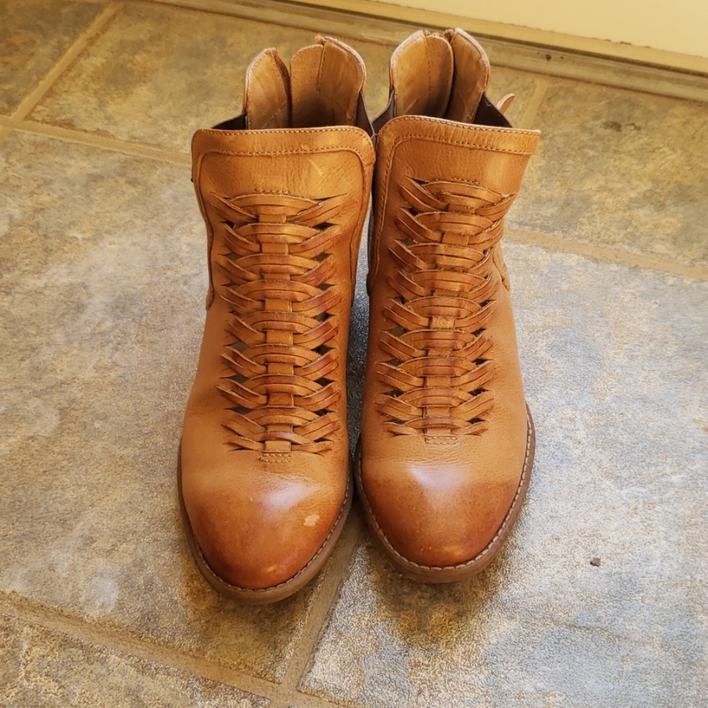 Sofft booties women 9B